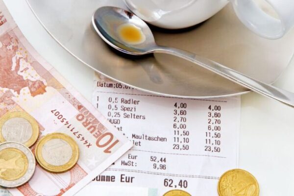 Tipping in Spain: Guide to Etiquette & Local Customs