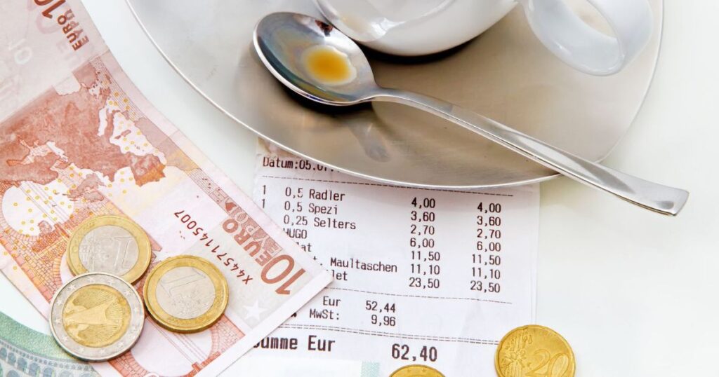 Tipping in Spain: Guide to Etiquette & Local Customs